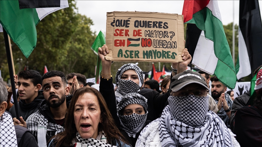 Spanish people demonstrate in solidarity with the Palestinian people